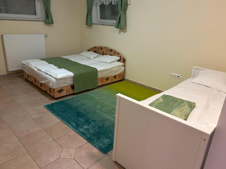 Sos Apartments Радовлица Екстериор снимка
