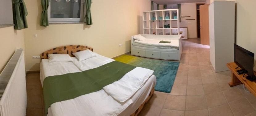 Sos Apartments Радовлица Екстериор снимка