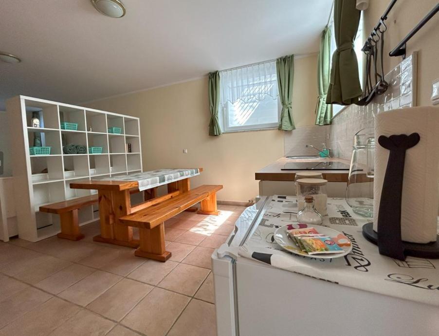 Sos Apartments Радовлица Екстериор снимка