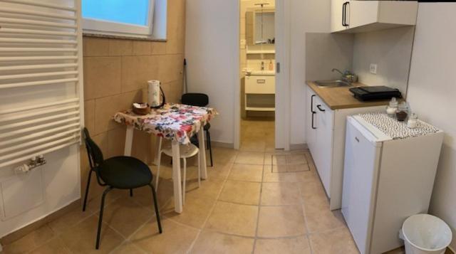 Sos Apartments Радовлица Екстериор снимка